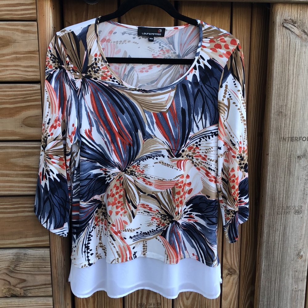 NWOT! - LAURA PETITES Flutter Sleeve Tunic Top